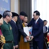 越南国会主席看望慰问太平省贫困工人和优抚家庭