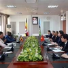 越南国家副主席武氏英春会见乌干达议会议长安妮塔·安内特·阿姆 