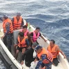 越南海军舰艇及时救护5名海上遇险渔民