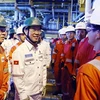 国家主席武文赏在春节之际走访慰问石油钻井平台上的劳动者
