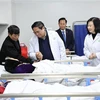 越南政府总理范明政向已故总理范文同敬香 在河内各大医院开展走访慰问活动