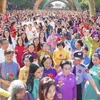超5000名身穿奥黛的妇女参加“我爱越南奥黛”游行活动