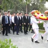 越南政府副总理陈红河在奠边遗迹区上香