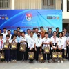 越南留学生向越裔柬埔寨贫困生颁发奖学金