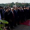 胡志明主席诞辰日：越南党和国家领导人入陵瞻仰胡伯伯遗容