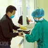 组图：海防市医务人员精心照顾中国疑似患者