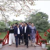 范明政总理夫妇与宋赛·西潘敦总理夫妇参观河内玉山祠
