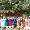 外国留学生兴致勃勃地体验越南传统春节