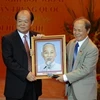 范道教授向中国教授赠送胡志明主席的照片