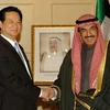 政府总理阮晋勇与科威特石油部长握手