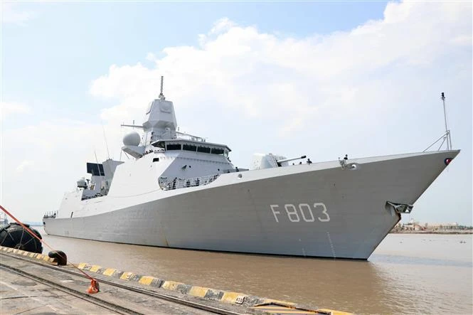 Een oorlogsschip van de Koninklijke Marine doet een haven aan in Hai Phong