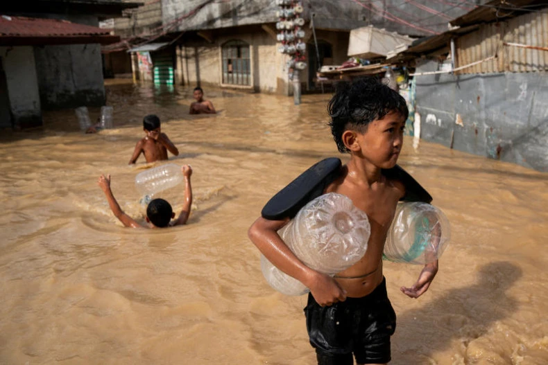 At least 8 killed as Typhoon Man-yi hits Philippines