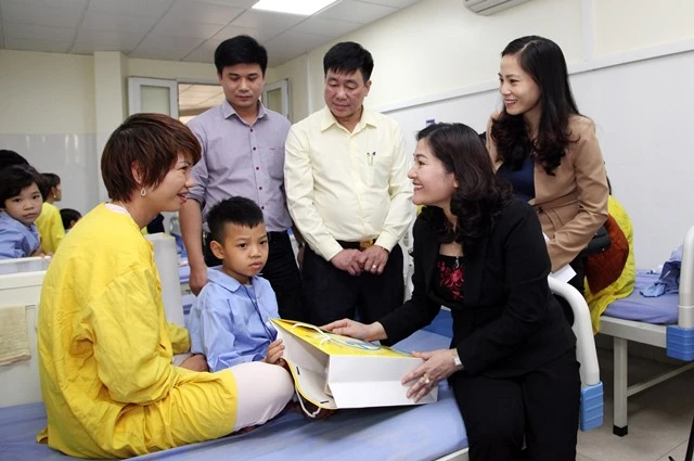 Gifts presented to children with cleft lip, palate | Vietnam+ (VietnamPlus)