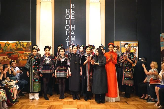 Vietnamese traditional long dress collection introduced in Russia ...