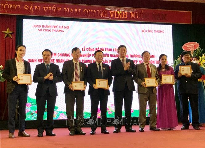 Hanoi artisans, outstanding rural industrial products 2021 honoured ...