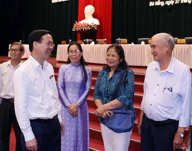 President Meets Voters In Da Nang City 