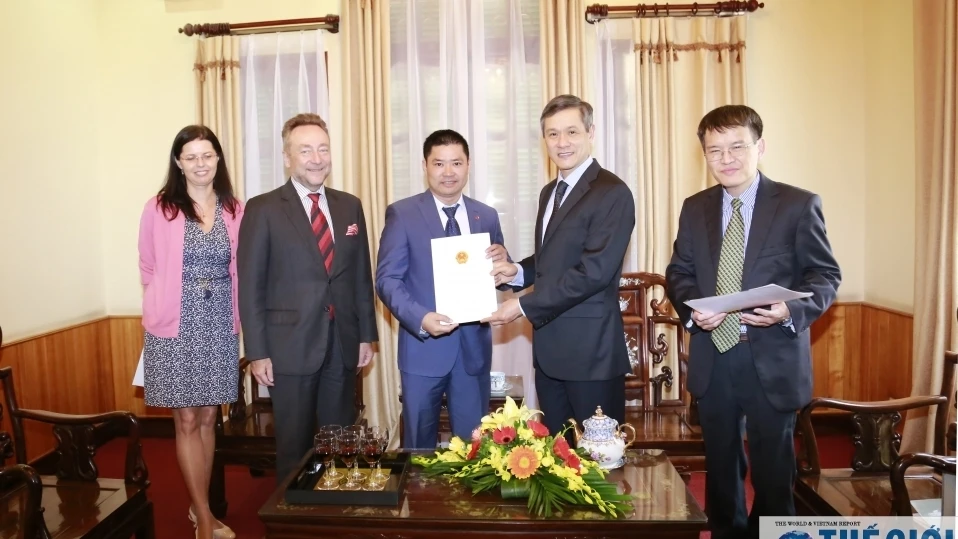 Remise De L Attestation De Consul Dhonneur De La R Publique Tch Que Hai Phong Vietnam