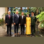Le président cubain, Miguel Díaz Canel-Bermudez, l'ambassadeur du Vietnam à Cuba, Lê Quang Long, et les délégués. Photo: VNA