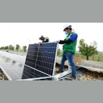 Installation de panneaux solaires sur le toit de l'usine d'eau de surface de la rivière Duong (Hanoï). Photo: Nhan Dan