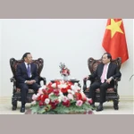 Le vice-Premier ministre Tran Luu Quang (droite) et le vice-président de la Commission d’État des affaires ethniques de Chine, Bianba Zhaxi. Photo: VNA
