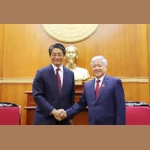 Le président du Comité central du Front de la Patrie du Vietnam (FPV) Dô Van Chiên (à droite) et le nouvel ambassadeur du Japon au Vietnam, Ito Naoki. Photo : mattran.org.vn