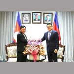 L’ambassadeur du Vietnam au Cambodge Nguyên Huy Tang (à gauche) et la secrétaire d’État cambodgienne Ung Rachana. Photo : VNA