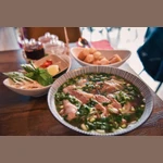 Pour les Vietnamiens, un bol de phở permet de reconnaître un compatriote. Pour les étrangers, un bol de phở permet de découvrir la cuisine vietnamienne. Photo: NDEL