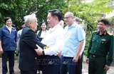 Nguyen Trong Nghia, membre du Bureau politique, secrétaire du Comité central du Parti, président de la Commission centrale de sensibilisation et d'éducation, rencontre des témoins historiques. Photo: VNA