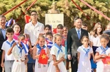 Le président de l'ICAP, le vice-président de la Cour populaire suprême du Vietnam, Nguyên Van Tiên, en visite officielle à Cuba, Lê Quang Long, ambassadeur du Vietnam à Cuba, ainsi que des représentants de Cubains et de la communauté vietnamienne à Cuba prennent la photo. Photo : VNA