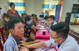 Young doctors provide medical examinations for people in An Bien district, Kien Giang province. (Photo: VNA)