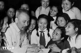 A delegation of students from Trung Vuong school, representing students with outstanding achievements in Hanoi, visit Uncle Ho on his birthday on May 19, 1958 at the Presidential Palace (Photo: VNA)