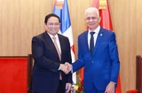 El primer ministro de Vietnam, Pham Minh Chinh, y el presidente del Senado de República Dominicana, Ricardo de los Santos Polanco. (Fuente: VNA)