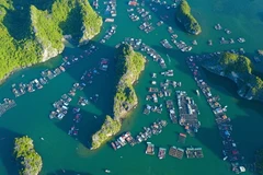 La baie d'Ha Long – l’archipel de Cat Ba du Vietnam (situés dans la province de Quang Ninh et dans la ville de Hai Phong) ont été reconnus comme patrimoine naturel mondial de l'UNESCO. Sur la photo : La beauté de la baie de Lan Ha (située à l'est de l'île de Cat Ba) vue d'en haut. Photo : Minh Duc – VNA