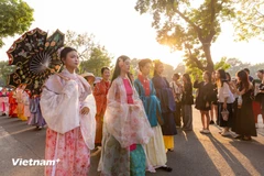 Cientos de personas vestidas con trajes antiguos de Vietnam desfilaron por calles de Hanoi