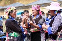 Le marché de Ta Mung est un lieu qui attire un grand nombre de touristes désireux de découvrir les caractéristiques culturelles typiques de Lai Chau en particulier et du Nord-Ouest en général. Photo : VNA