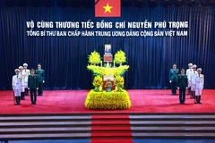 Гроб генерального секретаря Нгуен Фу Чонга установлен в Национальном траурном зале, Чан Тхань Тонг №5, Ханой. (Фото: ВИА)