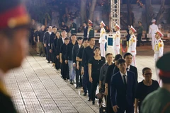 Десятки тысяч людей выстраиваются в ночную очередь, чтобы отдать дань уважения генеральному секретарю партии Нгуен Фу Чонгу