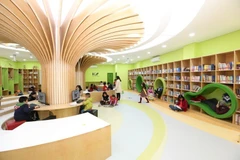 Дети с удовольствием читают книги в Детской культурной национальной библиотеки Вьетнама (Ханой). (Фото: ВИА)
