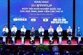 PM Pham Minh Chinh (centre) and officials mark the start of the sixth National Student Entrepreneurship Festival in Can Tho city on May 12. (Photo: VNA)