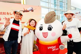 The first passengers on the Hanoi - Hiroshima air route of Vietjet on May 12. (Photo: VNA)
