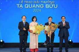 PM Pham Minh Chinh (first, right) and Minister of Science and Technology Huynh Thanh Dat (first, left) present the Ta Quang Buu Awards 2024 to Dr. Nguyen Thi Kim Thanh (second, left) and Assoc. Prof. Dr. Tran Manh Tri on May 15. (Photo: VNA)