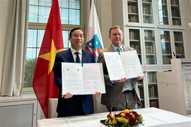 Chairman of the Da Nang Party Committee Le Trung Chinh (left) and Minister-President of Thuringia state Bodo Ramelow show the signed MoU at their meeting on May 22. (Photo: VNA)