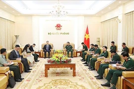 Deputy Minister of National Defence Sen. Lt. Gen. Hoang Xuan Chien (right) receives Counsellor for police affairs at the Chinese Embassy in Vietnam Wang Ben on May 29. (Photo: VNA)