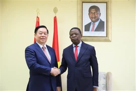 Nguyen Trong Nghia (left), Politburo member, Secretary of the Party Central Committee and Chairman of the Party Central Committee’s Commission for Information and Education, and MPLA Secretary-General Paulo Pombolo at their meeting in Luanda. (Photo: VNA)