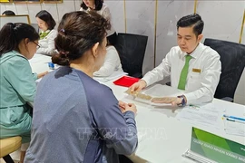 People buy gold bars at a transaction office of Vietcombank in Ho Chi Minh City. (Photo: VNA)