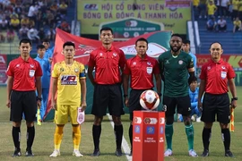 Referee Razlan Joffri Bin Ali (third from right) will take charge of the match between Quang Nam and Song Lam Nghe An. (Photo: VPF)