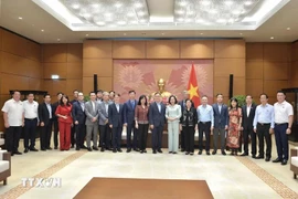 NA Vice Chairwoman Nguyen Thi Thanh (front, eighth from right) and members of the Vietnam - RoK Parliamentary Friendship Group at the meeting in Hanoi on June 25. (Photo: VNA)
