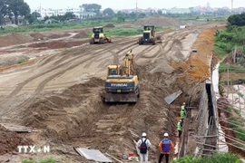A stretch of the Belt Road No. 4 project in Hoai Duc district, Hanoi, under construction (Photo: VNA)