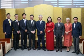 Vice Chairwoman of the Da Nang People’s Committee Nguyen Thi Anh Thi (fourth from right) and the delegation of Japan's Sakai city pose for a group photo at their meeting on July 5. (Photo: VNA)