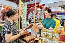 Businesses from An Giang, Dong Thap, Ca Mau, and Tay Ninh provinces display over 300 specialties and OCOP products at the weekend market in An Giang. (Photo: VNA)